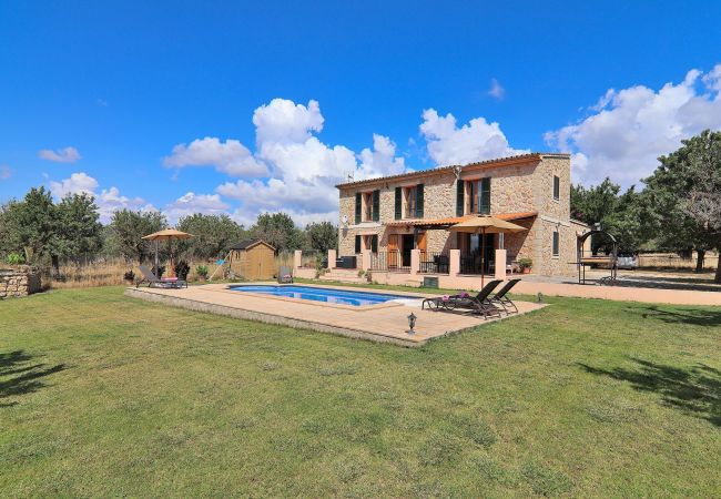 Finca mallorquina con piscina y jardín grandes