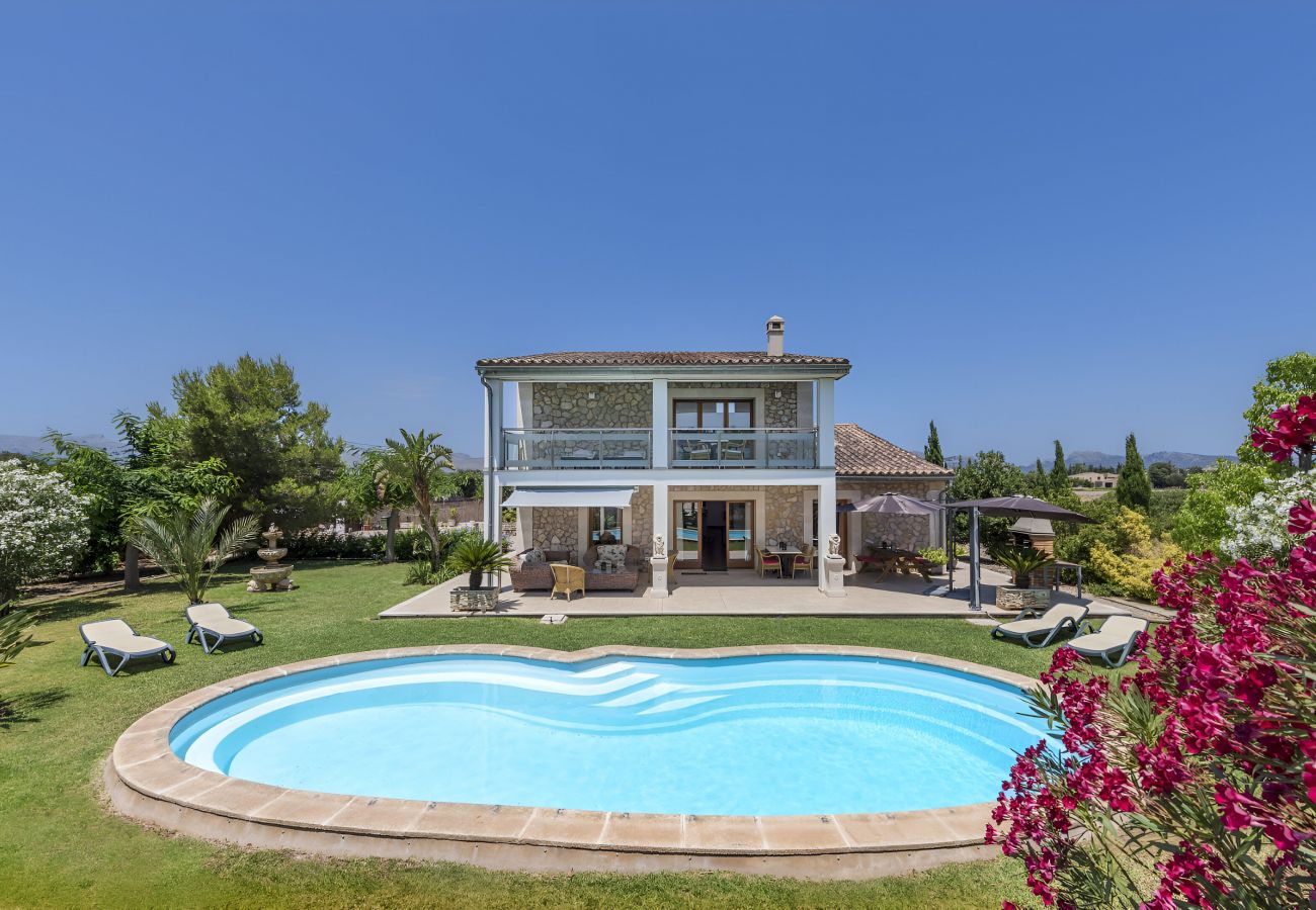 Villa con piscina gigante, jardín bonito y privado