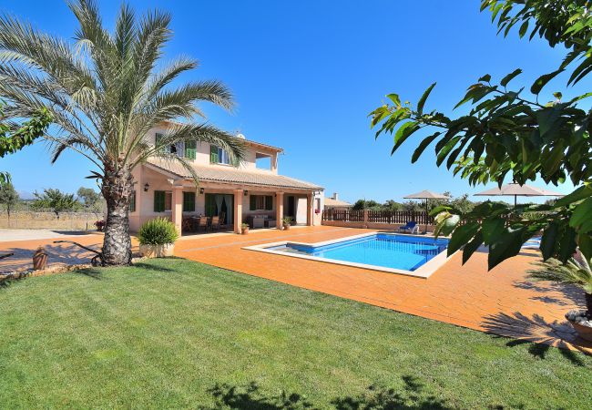 casa vacacional con gran jardín y piscina 